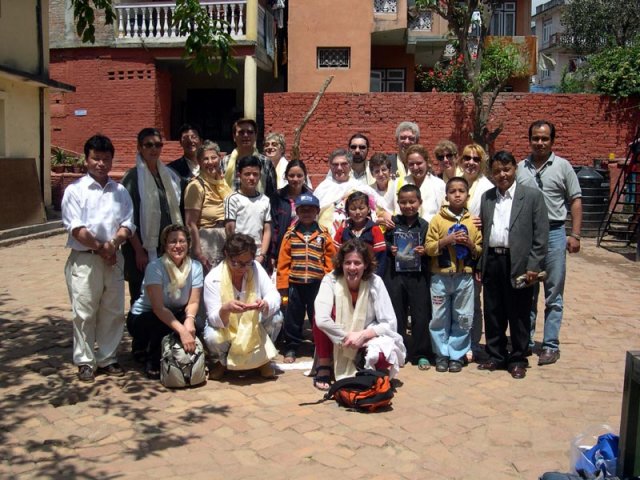 Foto di gruppo - Associazione Conoscere, Yolmo Foundation e bimbi sostenuti