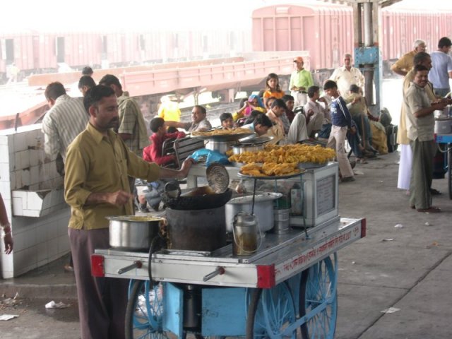 all'uscita della stazione di Haridwar