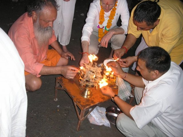 Aarti di Rishikesh con swami Ramachandrananda